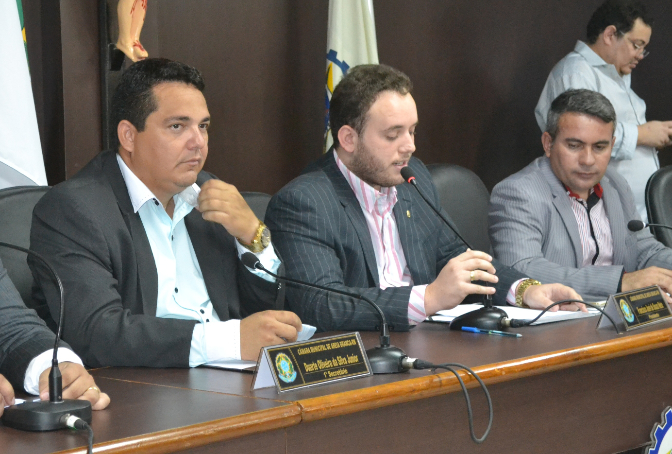 Duarte Júnior (1º secretáiro), “Netinho Cunha” (presidente) e “Tonho da Cohab” (2º secretário) comandam os trabalhos da Casa (Foto: Erivan Silva)