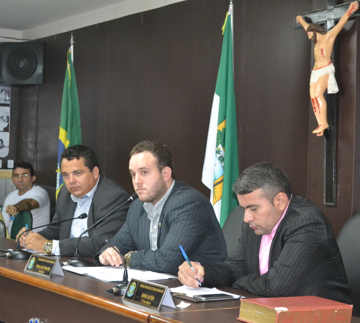 Presidente "Netinho Cunha" (centro) confirma as duas sessões de amanhã (Foto: Erivan Silva) 