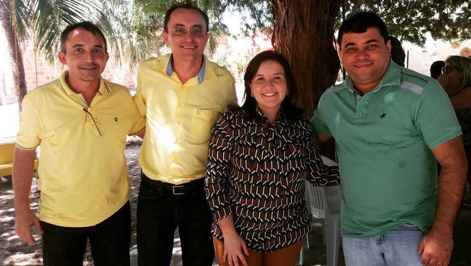 Toninho (pré-candidato a prefeito), Souza, prefeita Lidiane Garcia e Sandro Góis (vice) todos na Tropical. hoje (Foto: Jailton Rodrigues)  