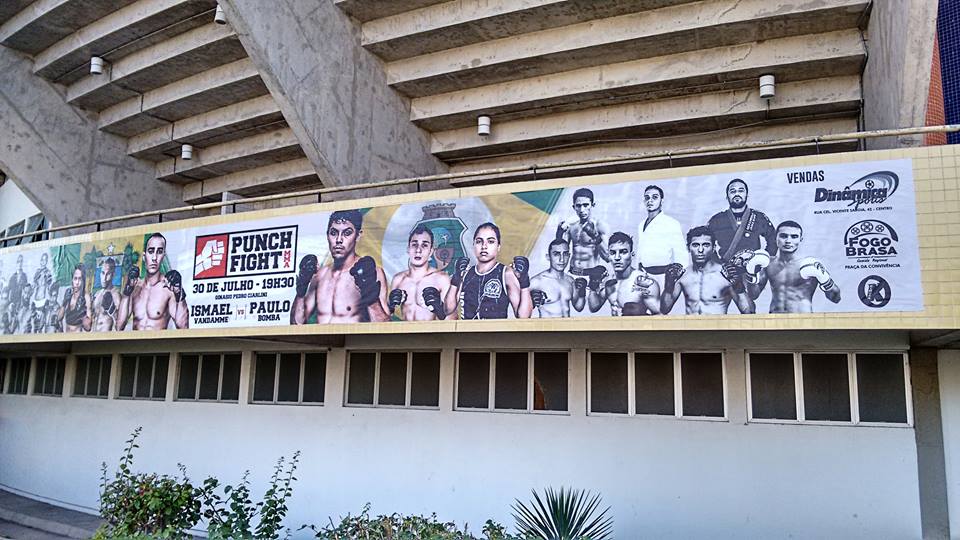 Cartaz de divulgação do evento na fachada do Ginásio de Esportes Pedro Ciarlini (Foto: Reprodução)