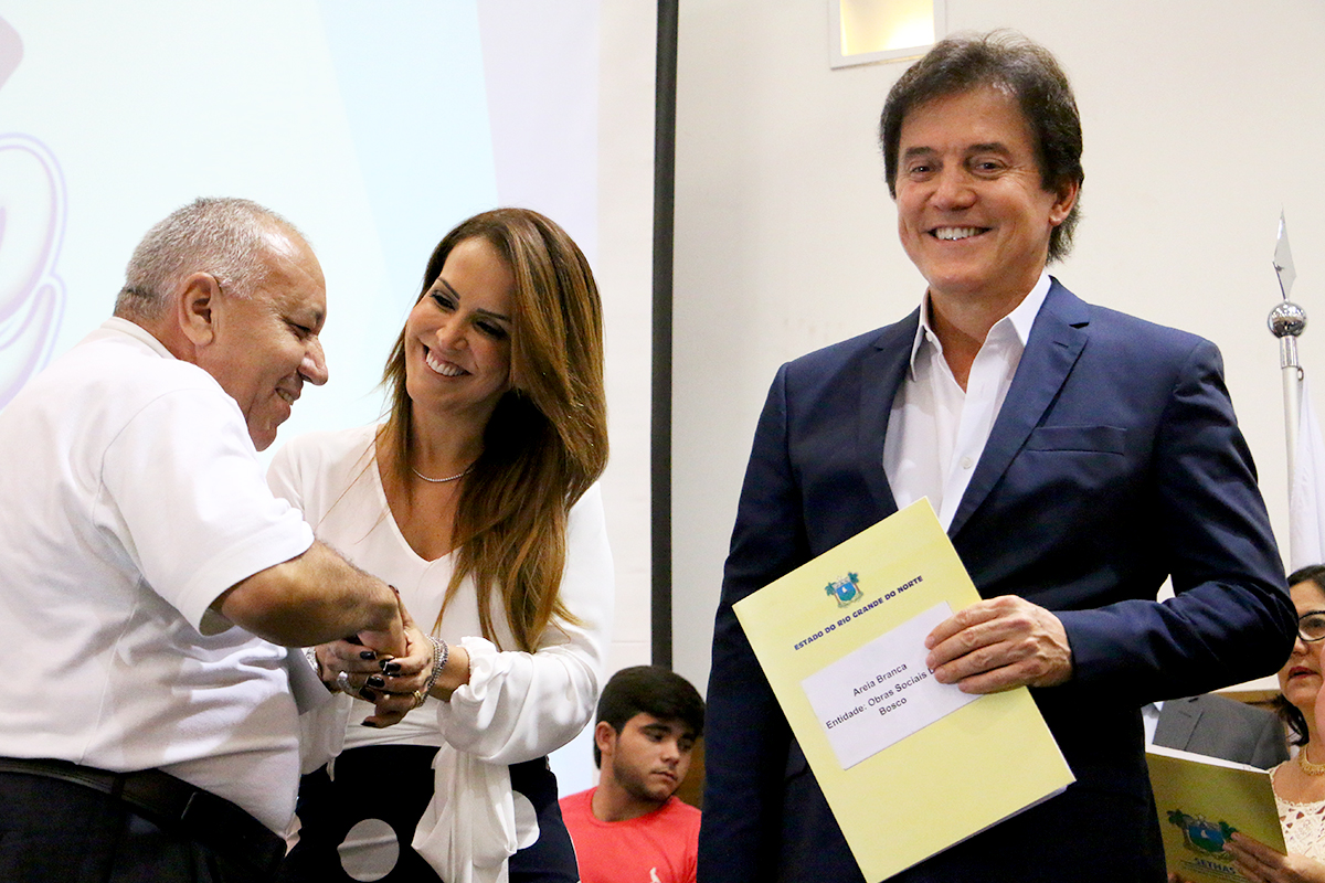 Padre Cézar Teixeira, de Areia Branca, recebeu o termo de cooperação das mãos do governador e da secretária Julianne Faria