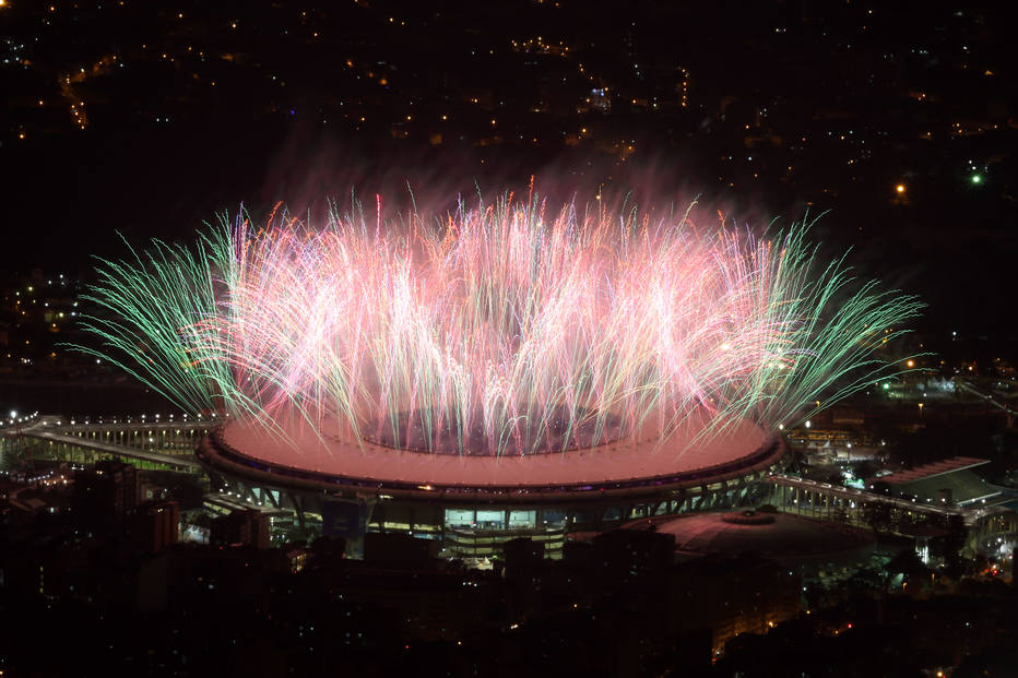 Vista geral do Maracanã com queima de fogos da abertura das Olimpiadas do Rio 2016 (Foto: Fábio Motta/Estadão)