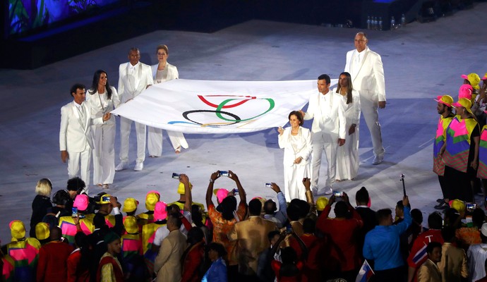 Grandes atletas brasileiros levam a bandeira olímpica (Foto: Agência Reuters)
