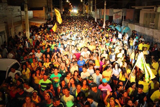 Rua Calafates na noite passada com Toninho e Sandro, um "mar de gente" 