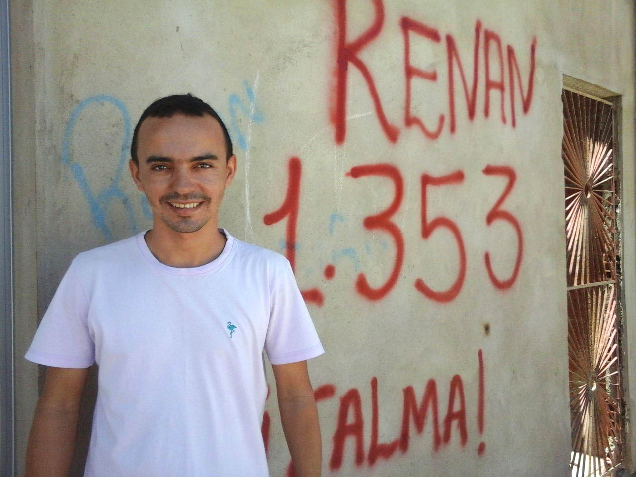 Renan, tendo ao fundo a inscrição com referência á votação obtidas nas eleições deste ano (Foto: Luciano Oliveira)