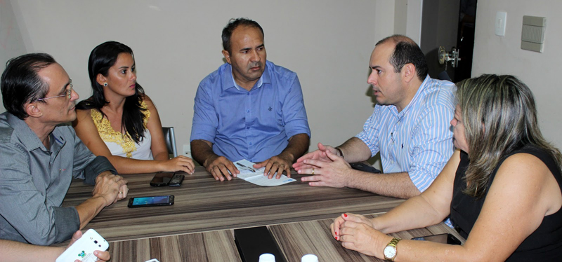 Souza acompanhou Bolota (centro) na conversa com o titular da Sape, Guilherme Saldanha