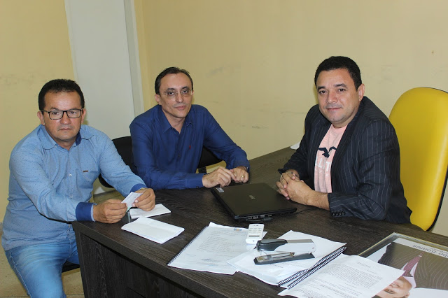 Souza e o prefeito Bibiano conversaram sobre o projeto; o vereador Jeú Costa participou do encontro 