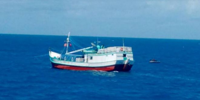 Embarcação no momento da abordagem pela Marinha (Foto: Reprodução/O Mossoroense)