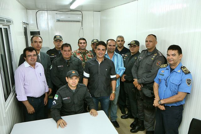 Prefeito Francisco José Júnior com os comandos da PM e Polícia Civil