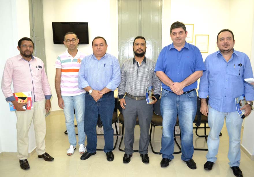 Comitiva de areia-branquenses com os representantes da Uern