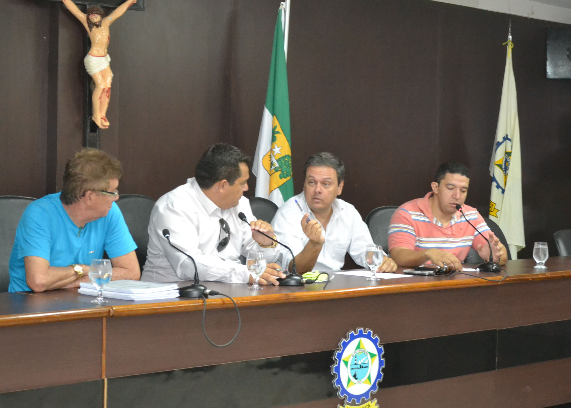 Vereadores Nazareno Lemos, Duarte Júnior e "João de Beguinho" (camisa listrada) formam a Comissão