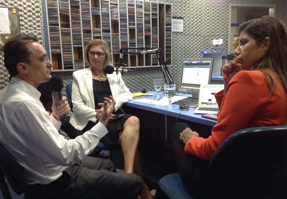 Souza durante entrevista às jornalistas Virgínia Coelli e Anna Ruth Dantas (Foto: Divulgação)