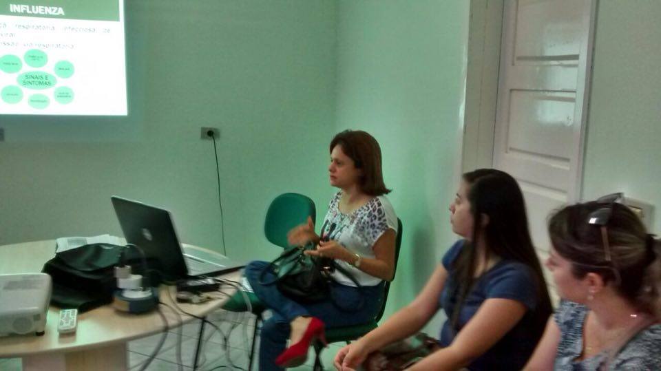 Ivanoska Araújo (à esq.) discutiu estratégias da campanha com os profissionais envolvidos