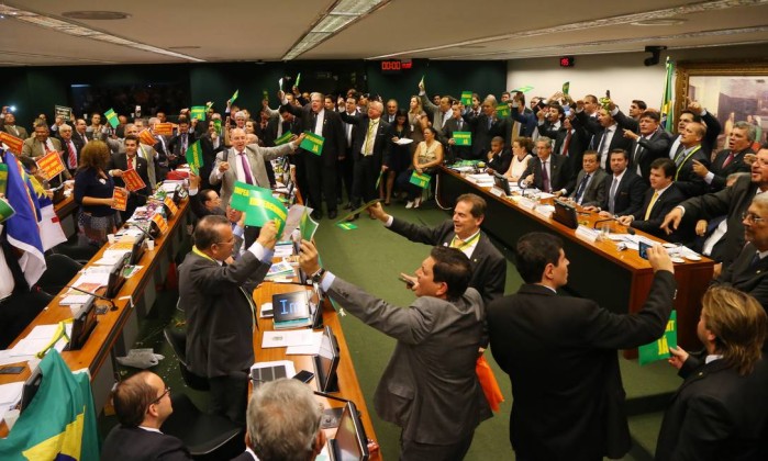 Durou quase 10 horas sessão que aprovou o parecer (Foto: Jorge William/Agência O Globo)