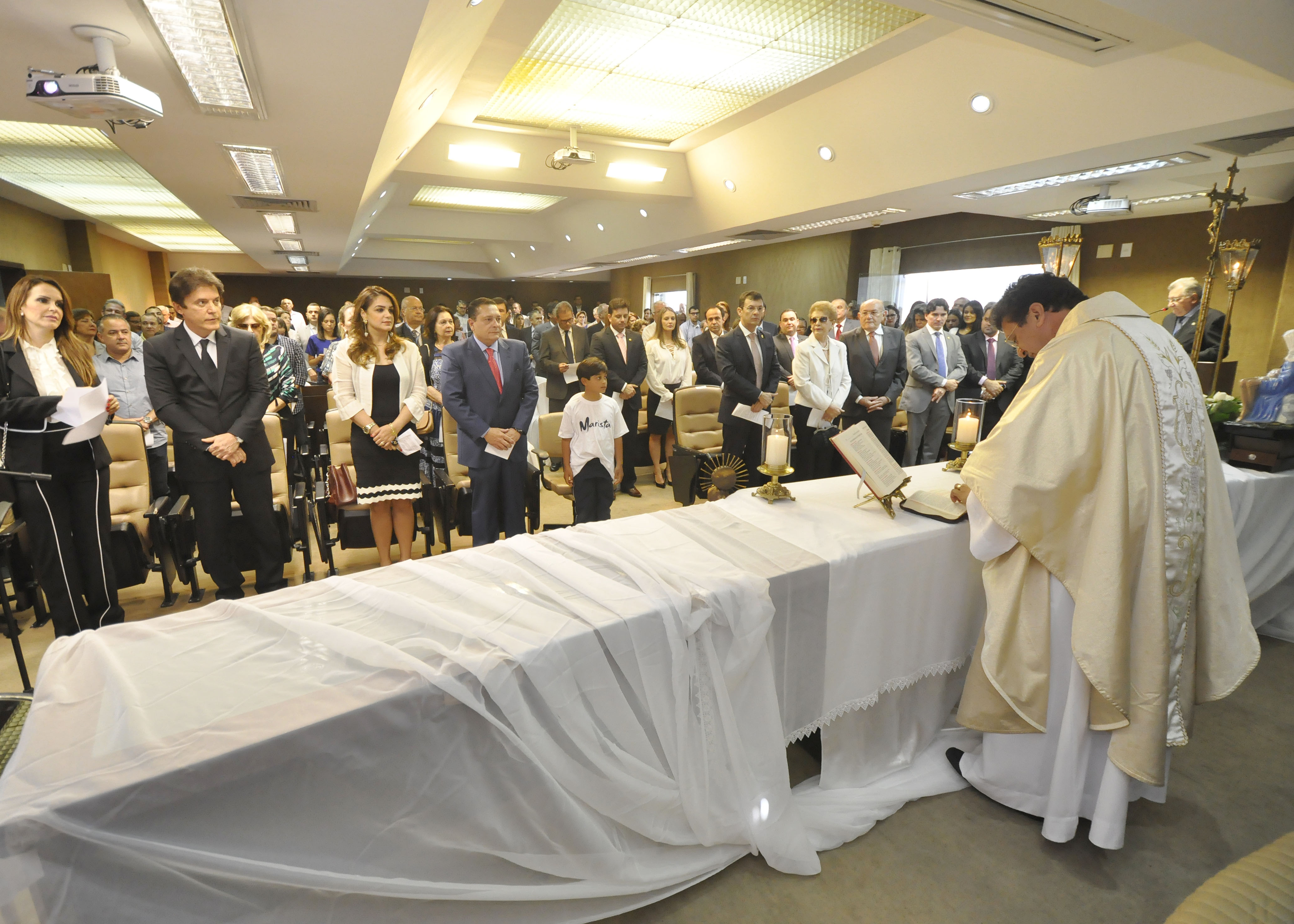 Missa foi celebrada pelo padre Adelson Rodrigues, pároco de Santo Antônio do Salto da Onça (Foto: Eduardo Maia)