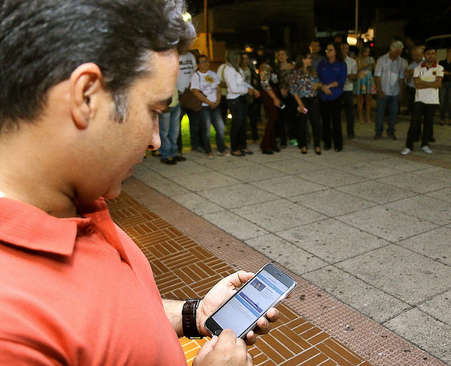 Prefeito Francisco José Junior teste o sistema, fazendo atualizações por meio do seu smartphone