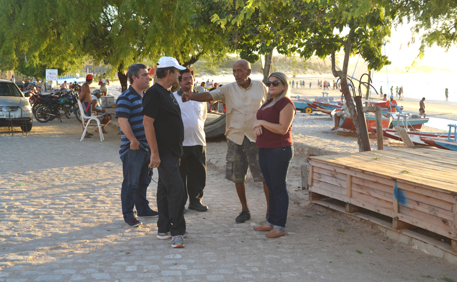 Pessoal da prefeitura e da TCL Limpeza Urbana atuam na vila-praia desde ontem (Foto: Erivan Silva) 