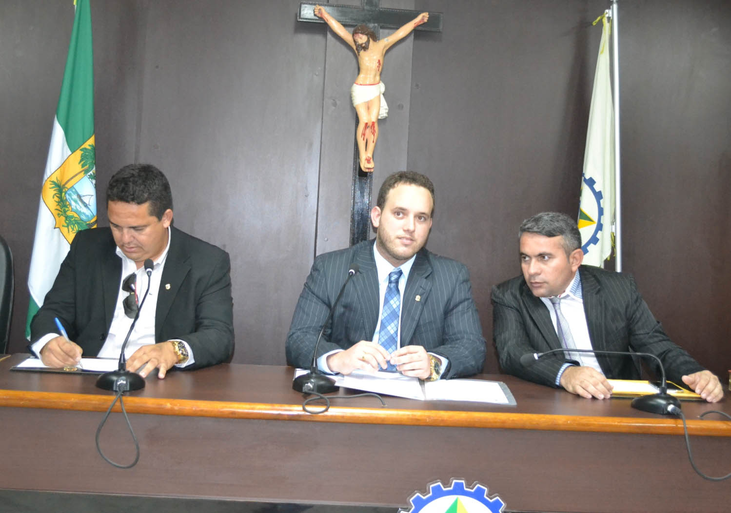 "Netinho Cunha" (centro) convocou nova sessão para amanhã (Foto: Erivan Silva}