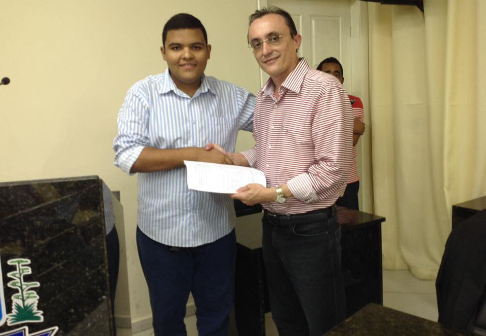 Misael Araújo entregou um documento a Souza solicitando do governador melhorias na saúde local  