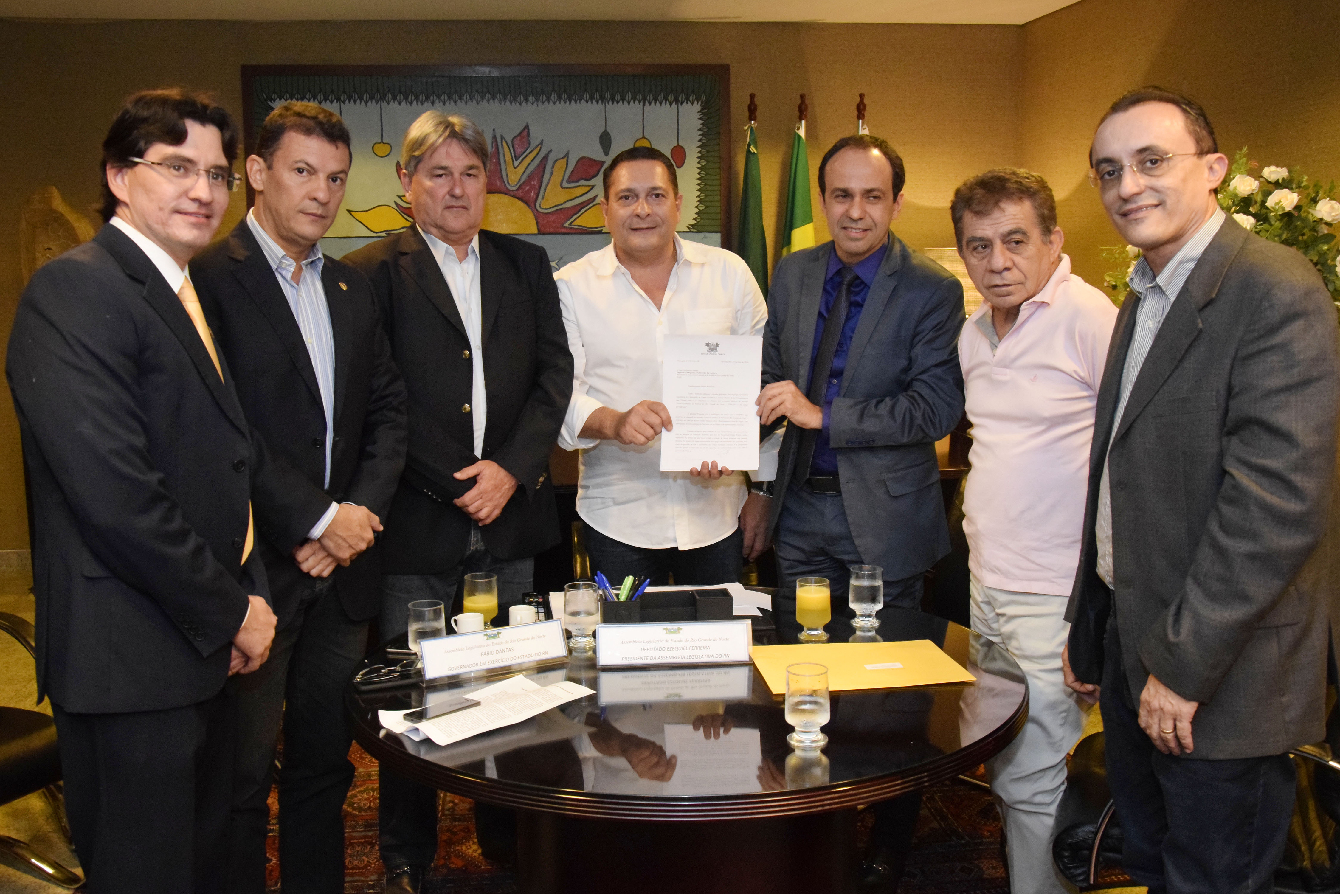 Ezequiel Ferreira e deputados, no ato de recebimento do documento das mãos do governador Fábio Dantas 