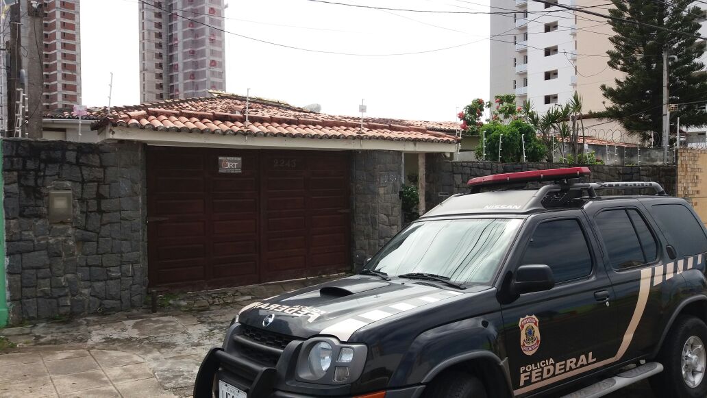 Agentes da PF realizam buscas em dois endereços, em Natal (Foto: Divulgação) 