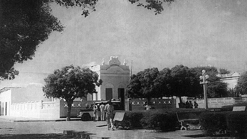 Sede da Prefeitura de Areia Branca e parte da Praça da Conceição nos anos 60 (Foto: Reprodução)