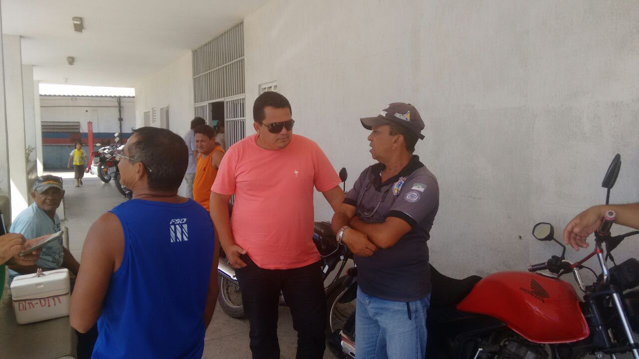Duarte Júnior durante visit à Gerência de Segurança ontem (Foto: Haniel Ferreira)