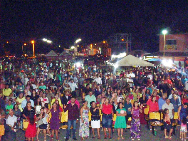 Comunidade evangélica marcou presença na noite de louvor