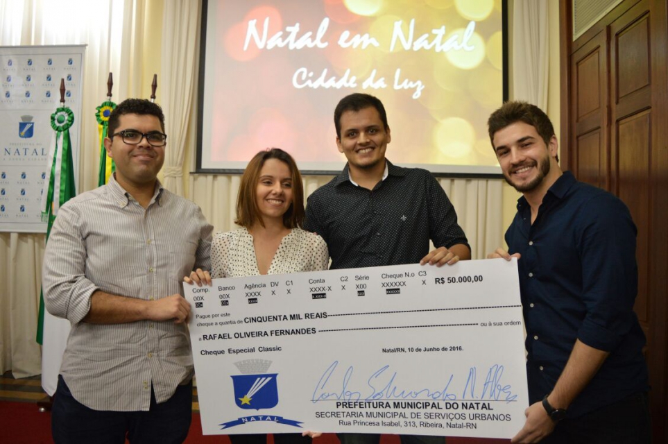 Equipe  vencedora do edital público para Decoração Natalina de 2016