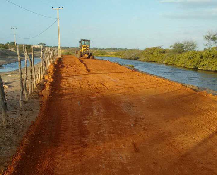 Manutenção das estradas é feita com maquinário do município