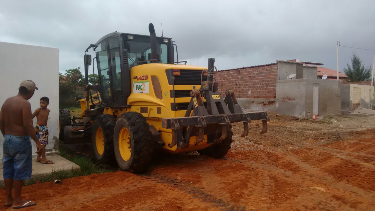 Atual gestão recuperou maquinário da prefeitura que agora presta serviço à população