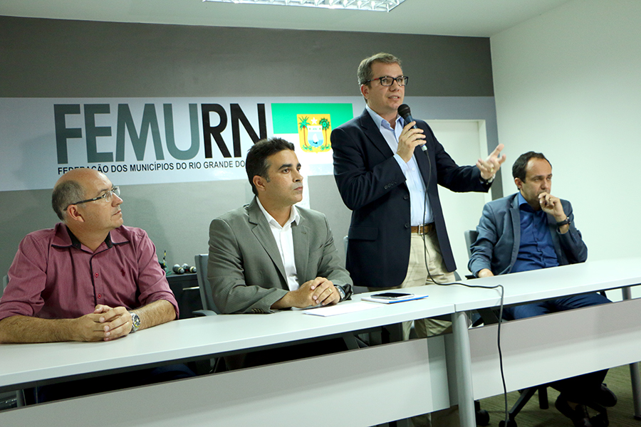 Ivan Júnior substitui o prefeito de Mossoró Francisco José Júnior (à esq.)