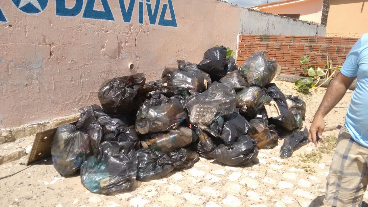 Grande quantidade de resíduos foi recolhida na praia de Baixa Grande