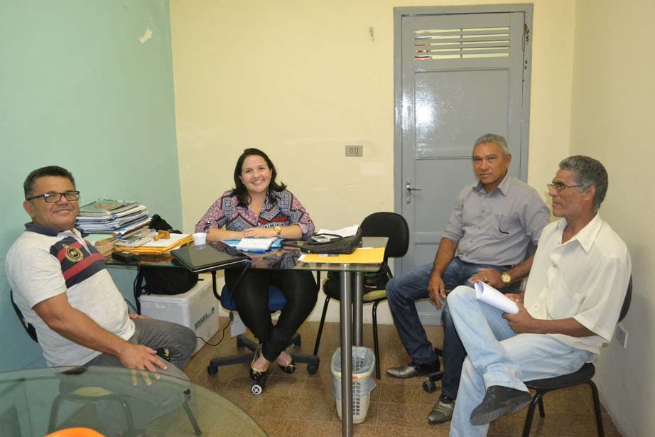 Lidiane Garcia ladeada pelo secretário Ari Félix e os gerentes irmão Jonas e Sena (Foto: Erivan Silva)