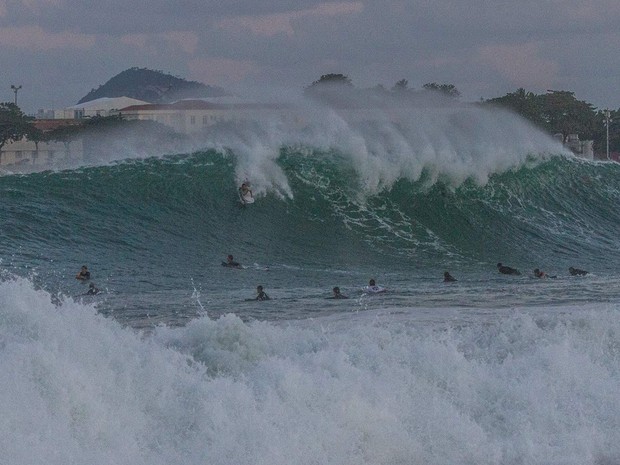 Surfistas se arriscaram em ondas na altura do Posto 5 da praia de Copacabana neste sábado