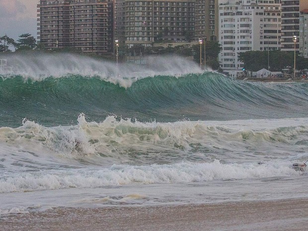 As ondas chamavam a atenção dos turistas e cariocas