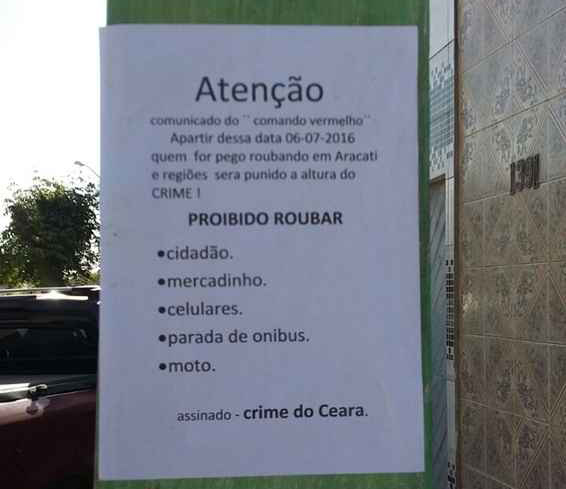 Cartaz espalhado na cidade está intrigando a polícia (Foto: Reprodução)