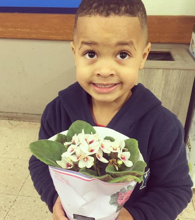 O pequeno Diogo, de 4 anos, levou flores para a coleguinha e pediu desculpas (Foto: Reprodução/Facebook)