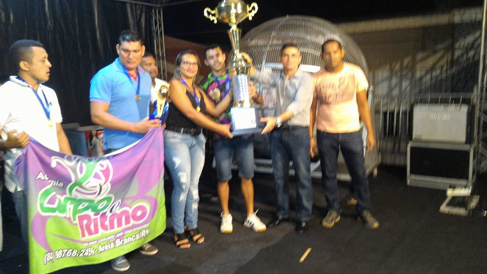 Medeiros Maia entregando o troféu de campeão da Copa Show de Preço de Futsal à equipe da Academia Corpo e Ritmo