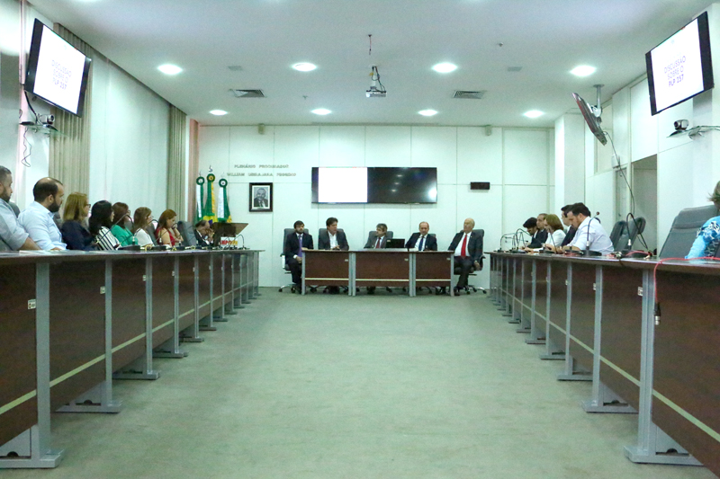 Encontro reuniu representantes dos poderes e parlamentares