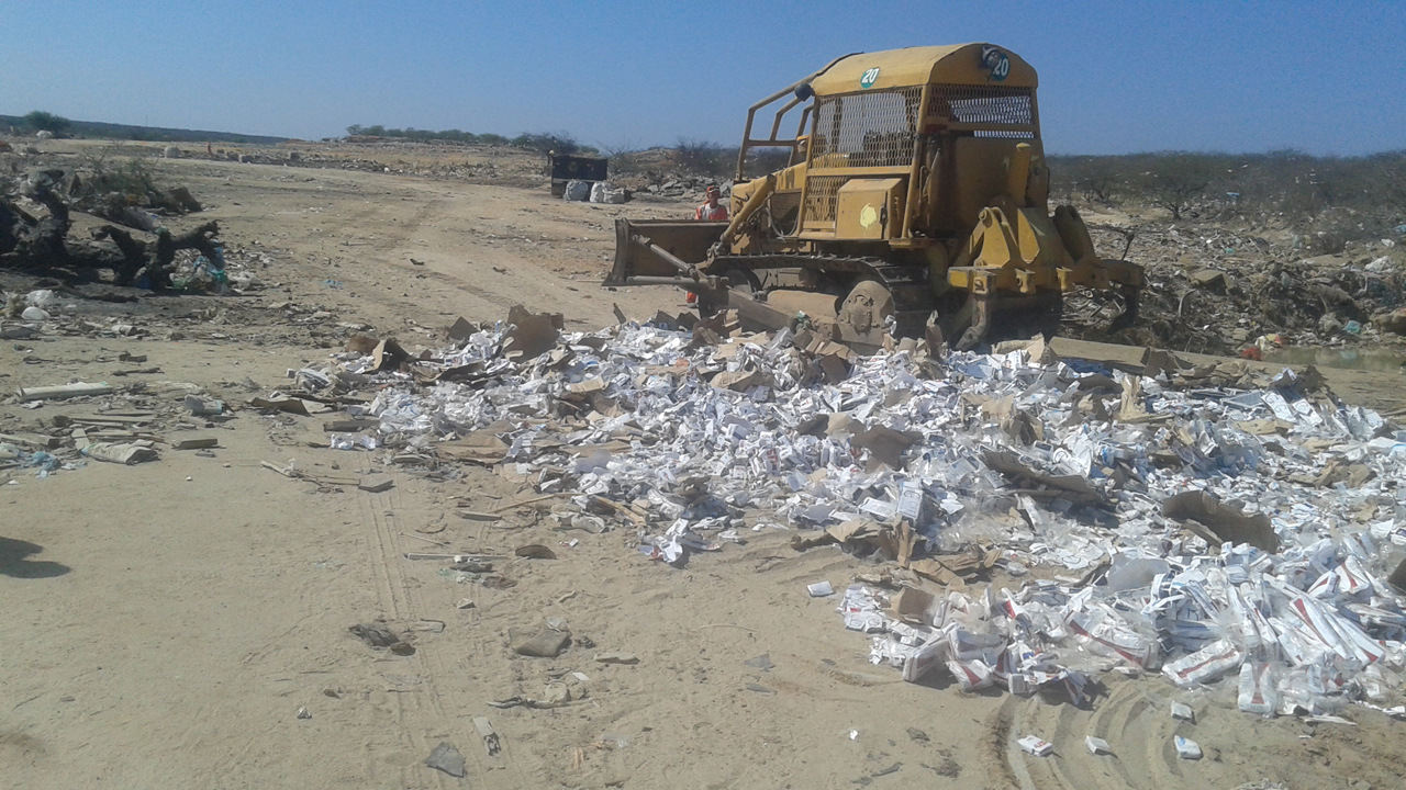 Material quando era destruído no aterro sanitário em Areia Branca (Foto: Divulgação/Receita Federal)