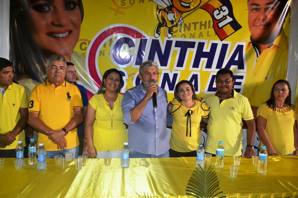Cinthia ao lado do seu vice, Alexandre Santos no evento prestigiado por lideranças políticas 