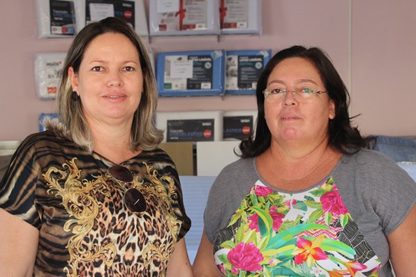 As irmãs Gézia Kátia e Jane Cleide no ato festivo de abertura da nova loja