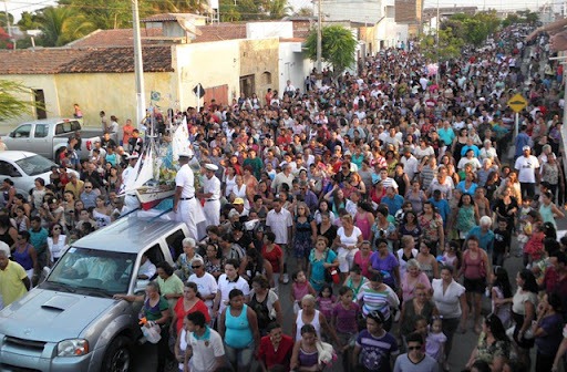 Procissão terrestre atrai multidão, num dos derradeiros atos da programação religiosa (Foto: Carlos Júnior/Arquivo) 