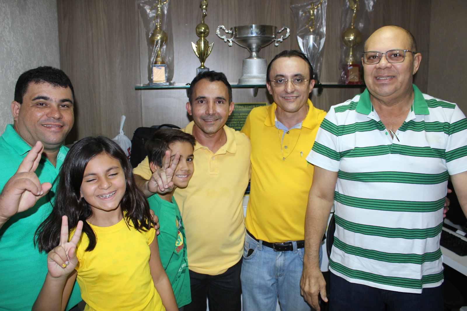 Sandro, Toninho e Souza durante visita ao comércio do empresário "Dedé de Ana"
