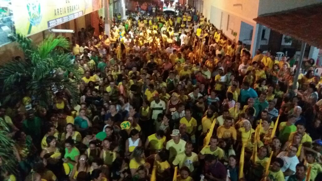 Nação verde e amarela lotou as ruas da cidade na gigantesca passeata à noite 