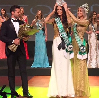 Danielle recebendo a coroa da Miss RN 2015, Manoela Alves (Foto: Reprodução/Blog da Thaísa Galvão) 