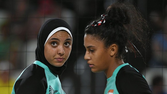 De véu e calça: egípcias estreiam na Olimpíada (Foto: YASUYOSHI CHIBA/AFP/Getty Images)