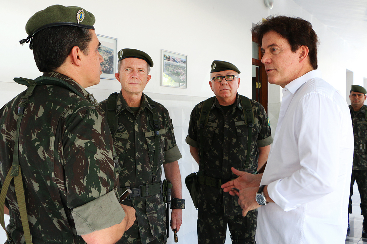 Governador durante visita à sede do 16º Batalhão de Infantaria Motorizada, em Natal