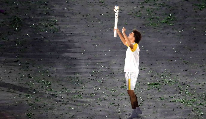 Guga entrou no Maracanã com a tocha (Foto: Agência AP)